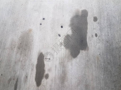 灰色水泥地面或地板上的黑色油渍图片
