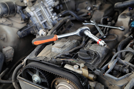 汽车发动机的修理气缸盖的视图图片