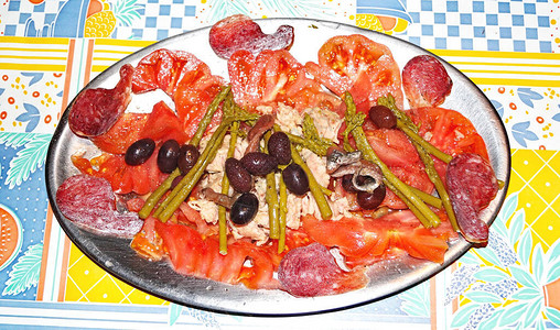 西红柿沙拉芦笋和橄榄托盘图片
