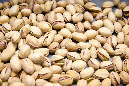 Pistachios背景顶端的视野食图片