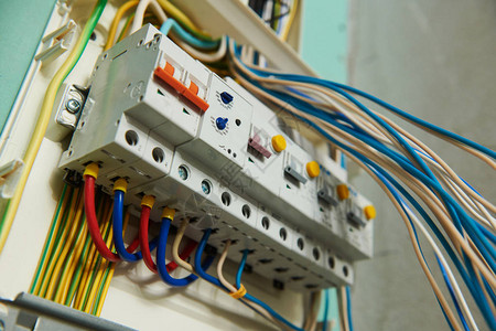 电气保险丝盒或开关盒处断路器设备的电气安装图片