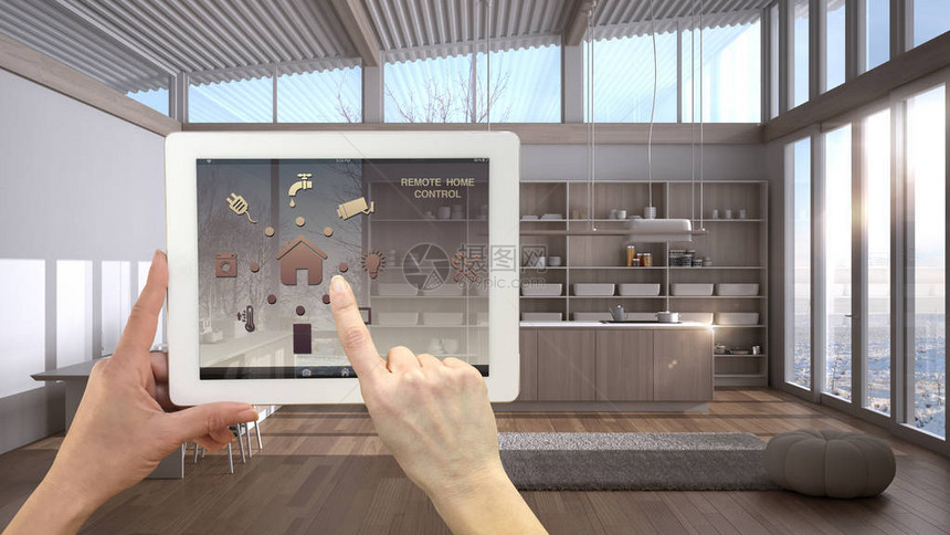 数字平板电脑上的智能远程家庭控制系统带有应用程序图标的设备现代厨房与现代公寓背景中的木制细节图片