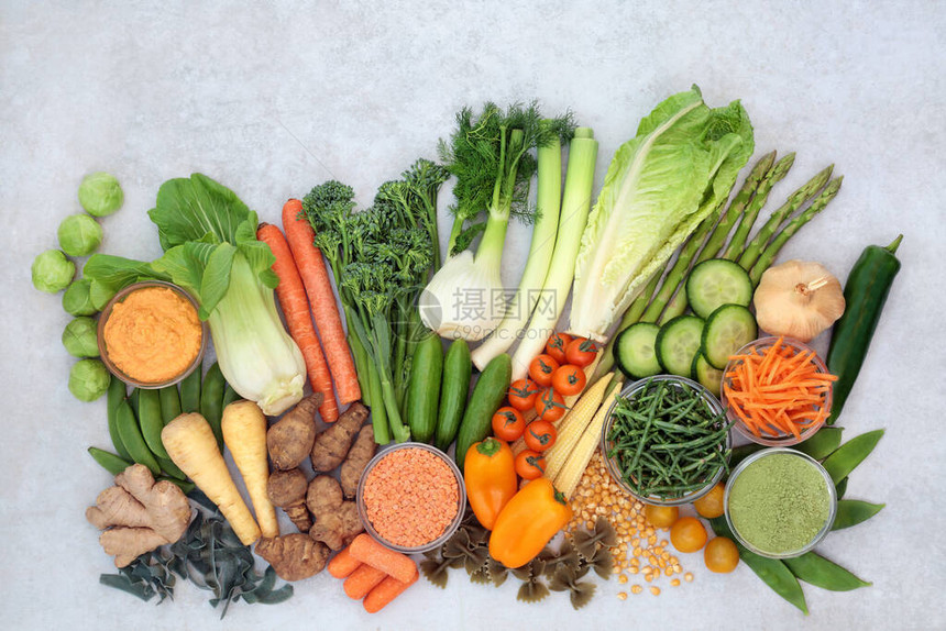 含有蔬菜草药补充剂粉豆类意大利面和蘸酱的增强免疫力的纯素健康食品图片