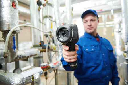 电工或管道工使用热像仪对管道设备进行图片