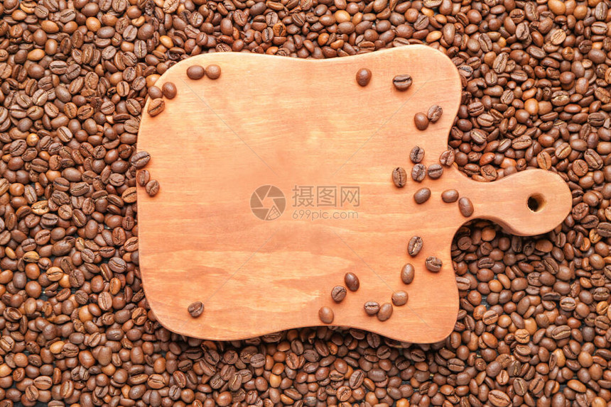 烤咖啡豆上的木板图片