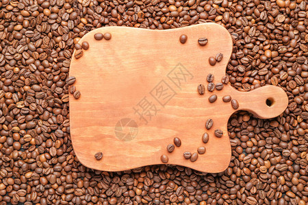 烤咖啡豆上的木板图片