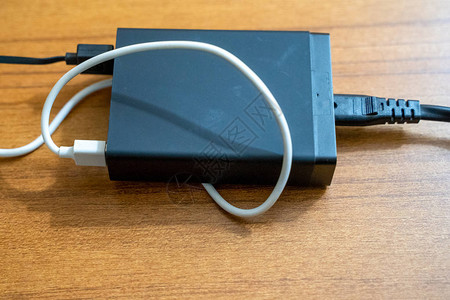 一个多中枢USB电源库坐在木板上并图片
