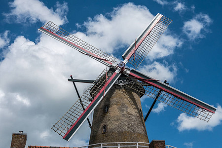 标志砖石风车MolenVanSluis及其四翼在深蓝天空下图片