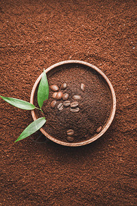 咖啡粉上的木碗图片
