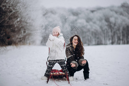 姐妹们在户外玩雪图片