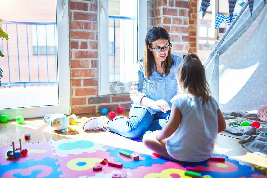 白人女孩在幼儿园和女老师一起玩耍和学习母亲和女儿在玩具图片