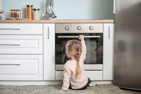 小女孩在家玩电烤箱图片