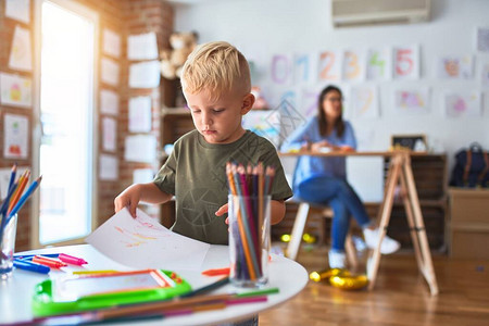 年轻的白种人孩子和老师在幼儿园玩耍图片