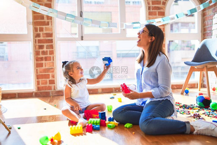 白人女孩在幼儿园和女老师一起玩耍和学习母女在游戏室里图片