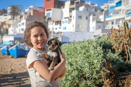 女孩抱着一只小狗图片