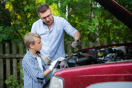 父亲教他的儿子如何修理汽车图片