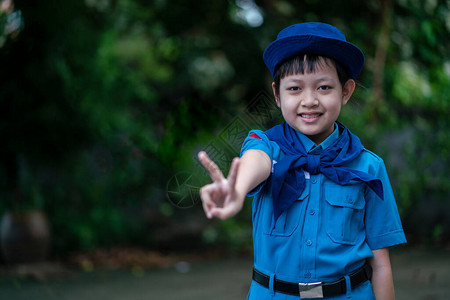 美丽的穿制服的童子军女孩站着图片