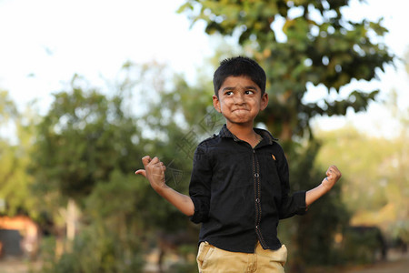 多表情的可爱印度小孩图片