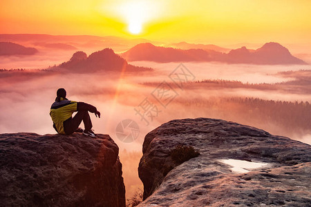 游客欣赏坐在山上的风景图片