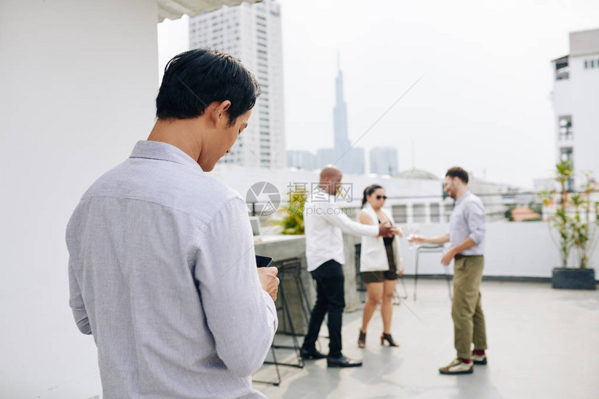 年轻人在来屋顶派对时图片