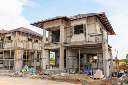 云蓝天建筑工地正在建设住宅新房图片