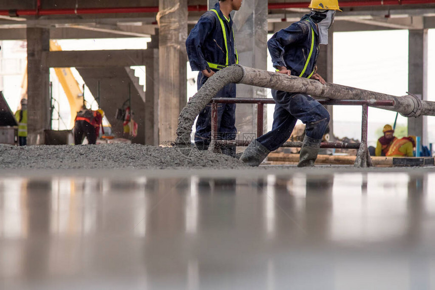 建筑工人混凝土浇筑在建筑工地和土木工程师商业混图片