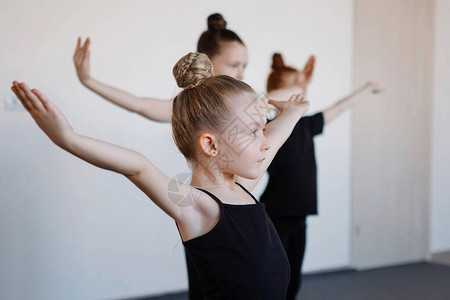参加舞蹈芭蕾艺术体操团体课的少女图片