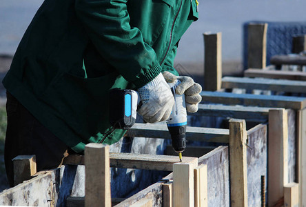 工人们安装模板用于浇注混凝土和瓷砖图片