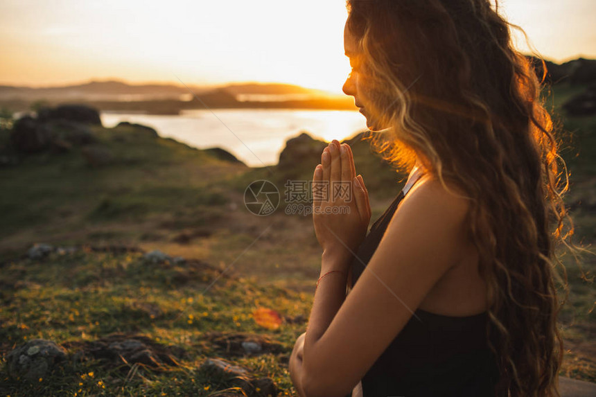 女在日出时独自祈祷图片