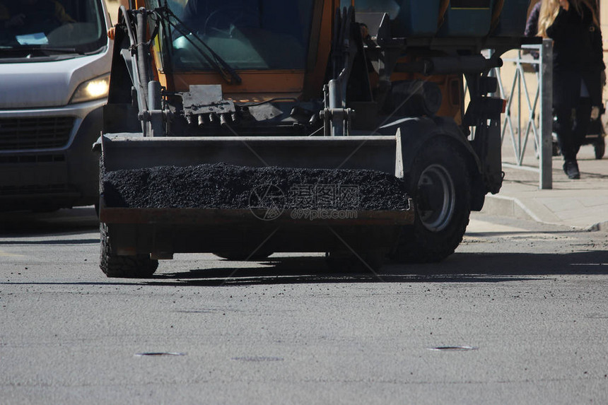 用于修复圣彼得堡市道路坑的小沥青碎屑的小型挖掘机运输单图片