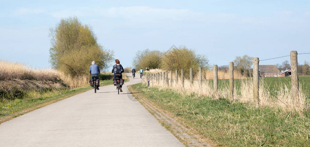 在荷兰骑自行车的人在自行车路上的近图片