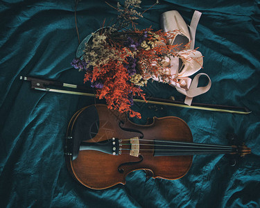 Violin和芭蕾舞鞋的抽象艺术设计背景图片