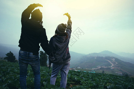 情人夫妇男女亚洲人旅行在假期放松假期愉快的旅行恋人手牵走在稻田里在图片