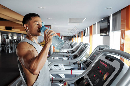 亚洲运动健壮运动员在健身房跑步图片