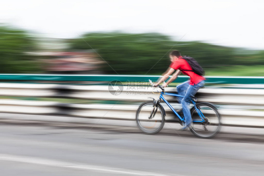 城市路道上骑自行车活动人士形象模糊的图片