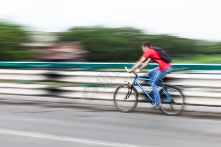 城市路道上骑自行车活动人士形象模糊的背景图片