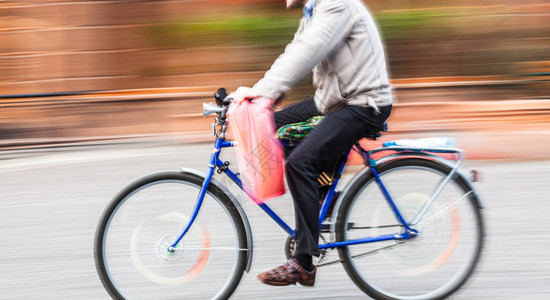 城市公路上的骑自行车者形象的抽象模糊图片