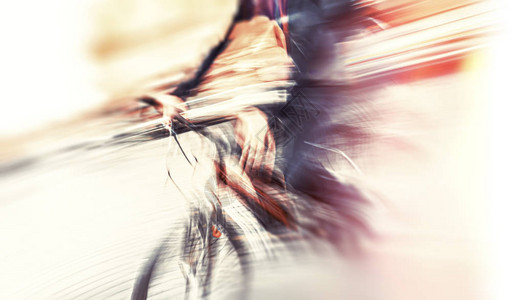 城市公路上的骑自行车者形象的抽象模糊图片