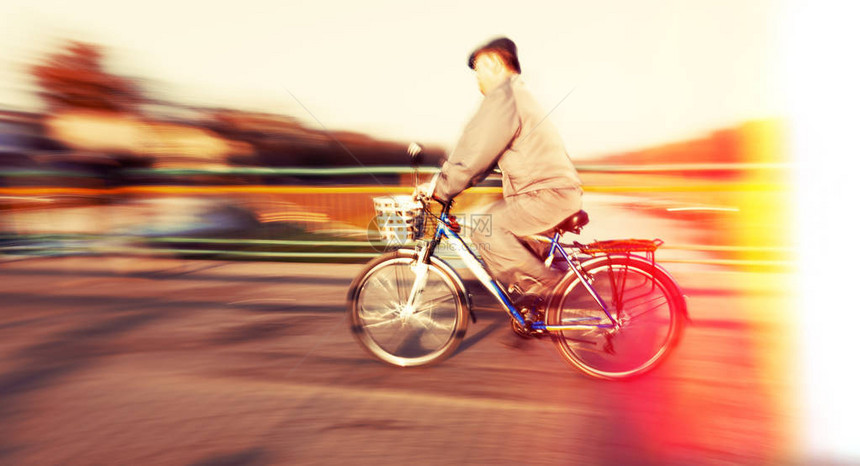 城市道路上骑自行车的人抽象模糊图像故意运动模糊带有故意颜色偏图片