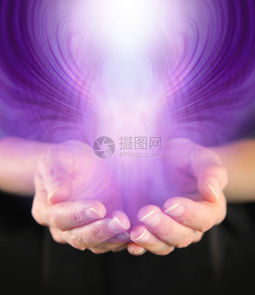 超自然活动示范演示与一个紫色实体握手向上向图片
