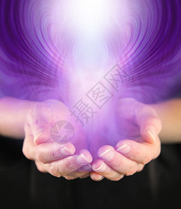 异次元超自然活动示范演示与一个紫色实体握手向上向背景