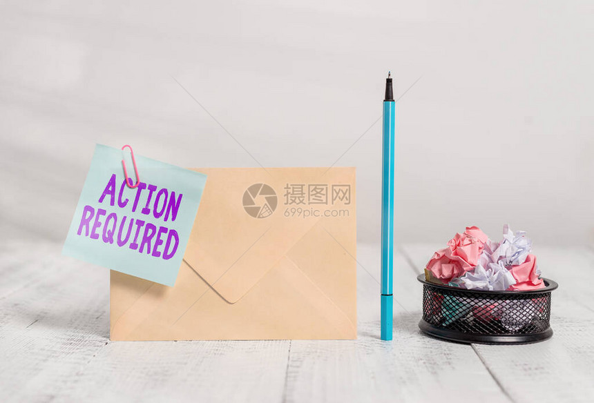 写笔记显示需要采取的行动根据某人的位置来看待某人的行动的商业概念信封便签纸球图片
