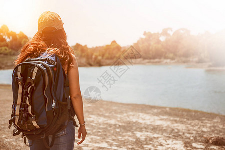 情侣在山上的天然草原上拥抱早晨的阳光照进来女孩旅行的质旅行放松山图片