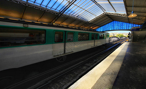 巴黎废弃的地铁站火车经过图片