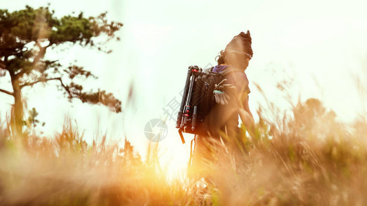 亚洲人旅行自然旅行放松背包在森林的草原上行走在山图片