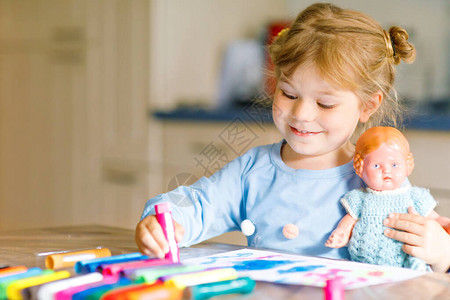 蹒跚学步的小女孩用毡笔画图片