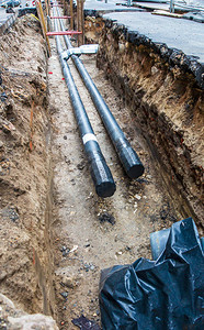 建造中修理或下水道管期间地坑沟壕中的图片