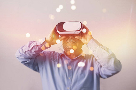 身穿VR头盔的老年人经历虚拟环境图片