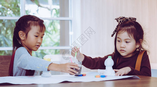 亚裔女孩在艺术教室图片