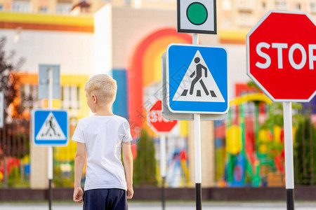 一个孩子在人行横道上学会过马路儿图片
